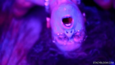 Бебе мастурбира пред камера и се доведува до оргазам.